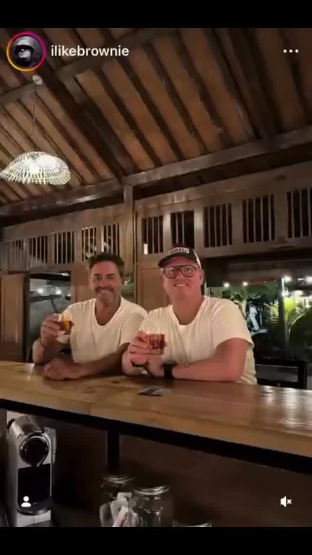 Brownies coming back!! 
#getsomemorecoolshots
#coupleofNegronis
#saltyguest
#goodtimes
@ilikebrownie